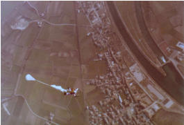 Lancio di paracadutisti nei cieli di Pozzolo